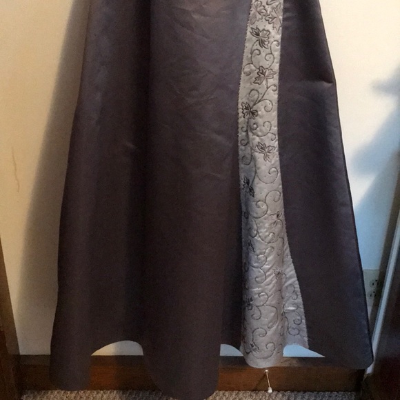 Alyce Embroidered gown - Picture 4 of 8